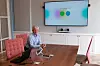 Vidar Utne viser frem Webex-løsningen med to kameraer, som kan fokusere på flere objekter samtidig. Foto: DeltaV