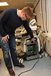 Leder for utviklingsprogrammer i GE Vingmed, Sevald berg, viser forrige generasjon toppmaskin for hjerteultralyd. Fem store plater med kretskort er borte og erstattet av ett samt programvaren cSound.
