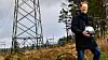 KOBLER SEG PÅ STRØMNETTET: Brage Johansen i Heimdall Power med sensoren som selskapet har utviklet. Foto: Fartein Rudjord