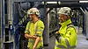Fabrikksjef Svend Aage Larsen (t.h.) forteller at de ansatte har kommet med verdifulle innspill til fornyingen av fabrikken.