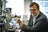 Professor Kasper Moth-Paulsen leder forskningsgruppen ved Chalmers. Her er han i laben med et rør som inneholder katalysatoren, og oppsettet som har blitt brukt for å måle temperaturøkningen i isomeren de har utviklet. Foto: Johan Bodell/Chalmers Tekniska Högskola