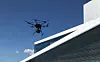 I luften over Operaen. Statsbygg bruker droner både til inspeksjon av tak og til vask av vegger. Foto: Statsbygg
