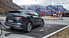 En Skoda Enyaq lader ved Sognaporten i Aurland. Teslas Supercharger-stasjon sees i bakgrunnen.