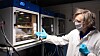 Professor Odne Stokke Burheim leder NTNUs batterilab, og er i ferd med å sette sammen universitetets første utdanningstilbud for ingeniører som vil omskolere seg til batteriindustrien.