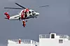 Norske, danske og svenske helikopter fløy i skytteltrafikk i området. Her er et svensk helikopter i ferd med å heise brann - og redningsmannskaper ned til det havarerte skipet. . Foto: Håkon Jacobsen
