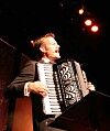 SKRIKENDE MORSOMT: Definisjonen av en gentlemann er en person som kan spille trekkspill, men som ikke gjør det! Nytt på nytt-general Jon Almås viste under IT-tinget det motsatte. Han hadde laget en hysterisk morsom sang til IT-bransjen som fortsatt er like nerdete og hektet på trestaversforkortelser.