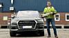 Jan Børre Wærås med sin egen bil og hvor han løfter frem én av bildelene de produserer.