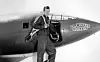 Chuck Yeager foran Bell X-1 i 1947. Foto: Wikimedia Commons