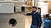 Forskningsleder Alexis Sevault foran det termiske batteriet som nå er installert i ZEB-laboratoriet til Sintef. Enheten dekker varmebehovet for bygget på 2000 kvadratmeter i opptil tre dager.