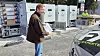 Batteriskapene har akkurat fått nye logoer. Jørgen Erdal får med seg et klistremerke hjem.