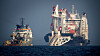 Rørleggingsfartøyet Audacia under legging av Nord Stream 2 fotografert nær øya Rügen i november 2018 med et norsk offshorefartøy ved siden av.