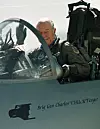 Chuck Yeager fløy raskere enn lyden også da han ankom 50-årsjubileet for X-1-flygningen på Edwards 14. oktober 1997. Den gang i et F-15D Eagle. Foto: SAM MIRCOVICH