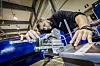 Industrirørlegger Mykhailo Makhinenko jobber det på det som etter hvert skal bli utstyr i et aluminiumsverk i Kina. Foto: Arash A. Nejad