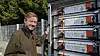 Jørgen Erdal sammenligner batteriemoduler med legoklosser. Sunday Powers mål for 2026 er å sette i drift mellom 7 og 8 megawatt batterikapasitet, opplyser han. Foto: Knut Bjørheim