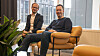 Accentures Glenn Ytterdal sammen med Pål Bjørnhaug Johansen i Telia. – Når du kan sette dataene i en ny kontekst, åpner det for innovasjon. Du oppdager sammenhenger du ikke har sett før, og kan lettere avdekke brukernes behov, sier Ytterdal. Foto: TUM Studio