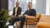 Accentures Glenn Ytterdal sammen med Pål Bjørnhaug Johansen i Telia. – Når du kan sette dataene i en ny kontekst, åpner det for innovasjon. Du oppdager sammenhenger du ikke har sett før, og kan lettere avdekke brukernes behov, sier Ytterdal. Foto: TUM Studio