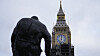 Statuen av Winston Churchill har god utsikt til Elizabeth Tower, hvor arbeidere demonterer stillasene rundt det berømte klokketårnet.