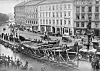 Det 22 meter lange Osebergskipet fraktes på skinner i retning Bygdøy i september 1926. Stedet er Tordenskiolds plass, omtrent der Rådhusplassen ligger nå. Foto: Ukjent/Oslo Byarkiv