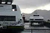 ALUMINIUM OG KARBON: Sollifjell ligger fortsatt ved kai i Ålesund, nesten ett år etter ulykken. En katamaran i aluminium i forgrunnen.