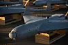 Shahed 136-lignende kamikaze-droner av typen Low-cost Unmanned Combat Attack System (LUCAS), som SpektreWorks har utviklet for det amerikanske forsvaret. Dronene på bildet er fotografert på en amerikansk flybase i Midtøsten i november 2025.