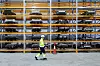 Selve demonteringen kan fortsatt ikke automatiseres. Alle elbil-produsenter bygger batteripakkene på ulike måter, så hver gang Hydrovolt mottar et batteri de ikke har håndtert tidligere, lager de egne oppskrifter for demontering i sitt testsenter.