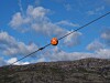 Helgeland Kraft mener det er ufornuftig å merke kraftlinjene sine med markører (blåser), siden det er vanskelig for flyene å se dem.