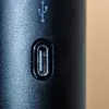 Praktisk: Det er en USB-C-port i foten av lampene.
