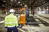 Nå semi-automatiseres fabrikken for utlading og demontering. Her stå teknologidirektøren foran tre autonome AGV-er, som skal ta seg av de tunge løftene når batteripakker på 300 til 500 kilo skal flyttes rundt. Foto: Thomas Bjørnflaten