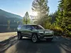 Rivian R1S er en 5 meters SUV med sju seter og batteri på inntil 180 kilowattimer. Foto: Rivian