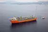 TAUES: BPs FPSO Skarv ble tauet inn til Stord og utrsutning ved Aker Solutions 1. mars. Over 1.000 personer skal jobbe om bord med ferdigstilling før instalasjonen går ut til feltet. Skipet er bygget ved Samsung i Geoje i Korea. Det tok 93 dager å seile fra Korea til Stord.