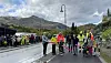 Statssekretær Tom Kalsås klipper snora assistert av elever fra Hemsedal skole samt representanter fra Statens vegvesen og Anlegg Øst Entreprenør.
