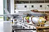 Et JSM-missil (Joint Strike Missile) ligger på en tralle foran et F-35-fly i en hangar på Ørland flystasjon i april 2025. Foto: Sixten Simonsen / Forsvaret