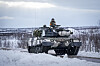 En finsk stridsvogn av typen Leopard 2 krysser grensen mellom Finland og Norge tidligere i vinter. Tilsvarende stridsvogner vil bli montert hos Ritek i Norge.