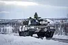 En finsk stridsvogn av typen Leopard 2 krysser grensen mellom Finland og Norge tidligere i vinter. Tilsvarende stridsvogner vil bli montert hos Ritek i Norge.