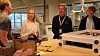 Opplading: Herman Hille, Jørgen Erdal og Jens Kristoffersen fra RePack i prat med Accentures intern Marthe Linnerud.