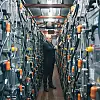 Fergene fikk i fjor installert 4,16 MWh batterier, levert av PBES i Trondheim. Det er fire batteripakker i hver ferge. Batteriene består av 80 strenger (MBUer), 640 Moduler (BBUer) og 15360 celler. Det er snakk om vannavkjølte lithium-batterier som veier 50 tonn. Foto: Anders Ebefeldt / ForSea