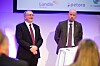 Konsernsjef i Statoil Eldar Sætre (t.v.) og olje- og energiminister Tord Lien (Frp) under overrekkelsen av plan for utbygging og drift (PUD) for oljefeltet Johan Sverdrup fra Statoil og partnerne Lundin Norway, Maersk Oil og Det norske oljeselskap på Fornebu fredag.
