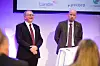 Konsernsjef i Statoil Eldar Sætre (t.v.) og olje- og energiminister Tord Lien (Frp) under overrekkelsen av plan for utbygging og drift (PUD) for oljefeltet Johan Sverdrup fra Statoil og partnerne Lundin Norway, Maersk Oil og Det norske oljeselskap på Fornebu fredag.