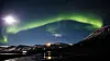 Eksplosjoner på sola sender enorme skyer med ladde partikler mot jorda. Når partikkelskyene kolliderer med jordatmosfæren, får vi det vakre nordlyset. Samtidig kan solstormene skade både navigasjon og satellitter. Forskerne har ennå ikke forstått alle mekanismene i nordlyset. I dag observeres nordlyset fra den 40 år gamle vitenskapelige radarstasjonen Eiscat på Svalbard, her fotografert i mørketiden. Og ikke la deg lure av lyset på himmelen. Det er fullmånen.