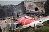 En brannmann står ved det havarerte Air India-flyet, en Boeing 787-8 Dreamliner, i Ahmedabad. Foto: Adnan Abidi/Reuters/NTB