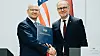 Den amerikanske ambassadøren til Latvia, Christopher Robinson (t.v), og Latvias forsvarsminister Andris Sprūds inngår avtale om NSM-basert kystartilleri. Foto: Armīns Janiks (Aizsardzības ministrija)
