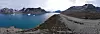 Oljetønner og rust­røde vrak på Ikateq-basen på Grønland. Foto: Pbesser / Wikimedia Commons