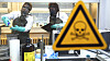 Ansatte ved det tyske forskningsinstituttet Bundeswehr Research Institute for Protective Technologies and Nuclear, Biological and Chemical Protection (WIS) inspiserer en dummyprøve som er forurenset med et stoff som ligner på det kjemiske våpenet Sarin.