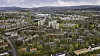 De karakteristiske røde bygningene ligger i Moholt Allé som er en del av Moholt studentby med til sammen 1600 boliger.