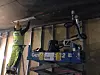 Verdens første automatiske borerobot tar seg av boring i taket, og løser en av de tyngste jobbene for bygningsarbeidere. Dermed reduseres arbeidsbelastningen med betongboring og risikoen for yrkesskader som følge av ugunstige arbeidsstillinger.Denne roboten skal redusere antall arbeidsskader knyttet til ugustige arbeidsstillinger i byggebransjen.