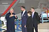 Sjefstestpilot Alan Norman brukte lang tid på å orientere kronprins Haakon om alle flyets egenskaper. Bak kronprinsen står statssekretær Eirik Øwre Thorshaug.