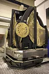 Propellblader spent opp i egenkonstruert jigg som sendes inn for automatisert finsliping og polering. Foto: Tore Stensvold