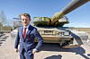 Stortingsrepresentant Peter Frølich (H) foran en Leopard-stridsvogn.