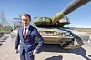 Stortingsrepresentant Peter Frølich (H) foran en Leopard-stridsvogn.