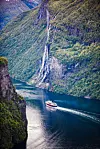 Sunnylvsfjorden ved Geiranger, et cruiseskip passerer fossefallet «De syv søstre». Foto: Colourbox